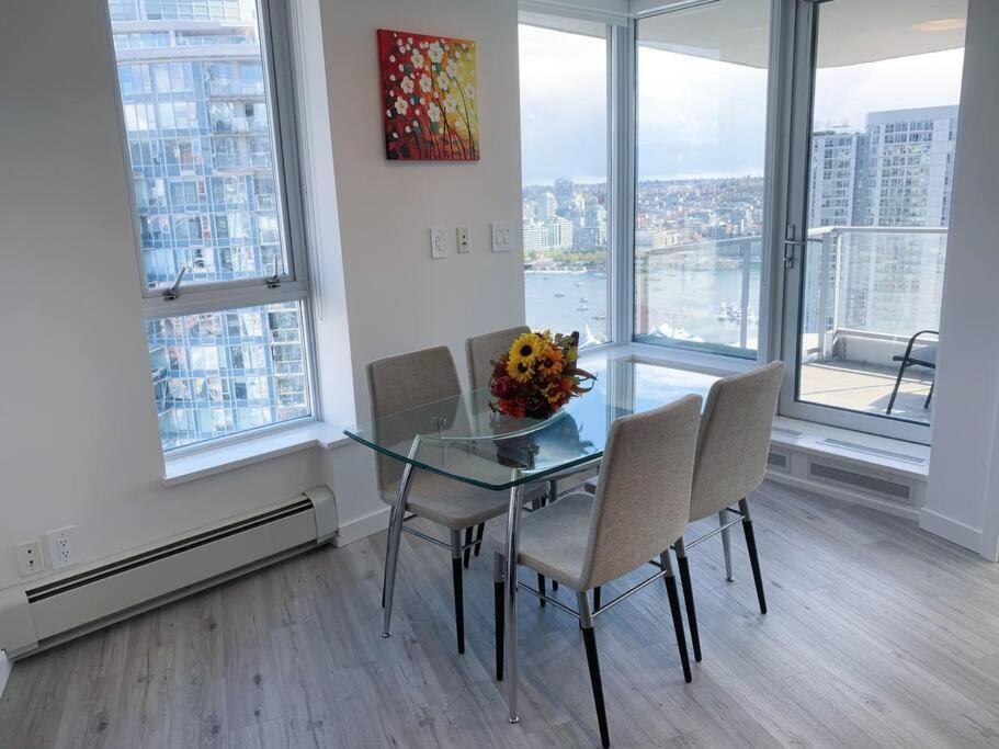 Downtown 3Br/2Ba+Views+Skytrain+Free Parking Vancouver Exterior foto