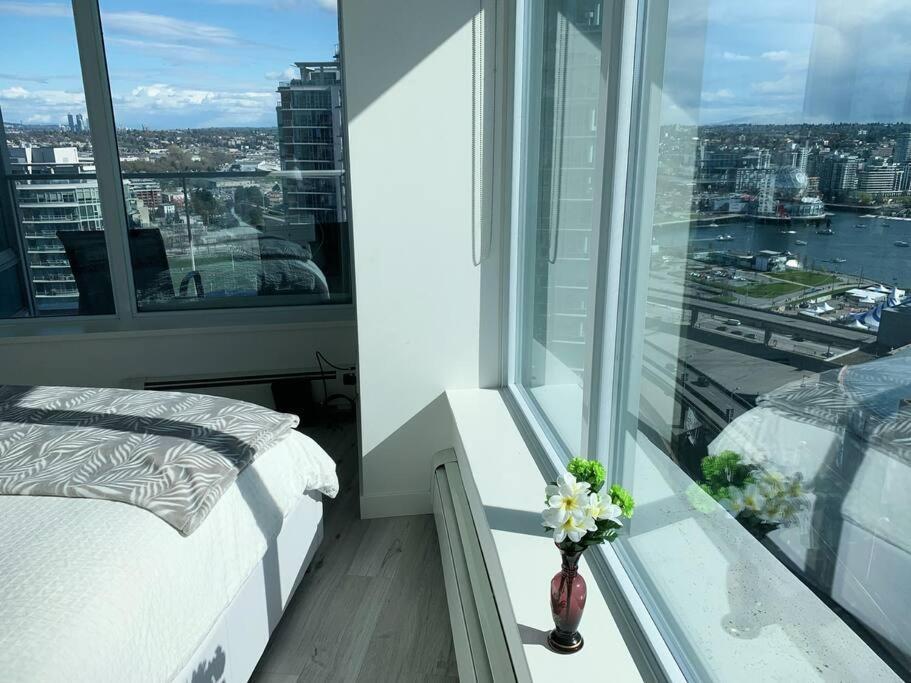 Downtown 3Br/2Ba+Views+Skytrain+Free Parking Vancouver Exterior foto