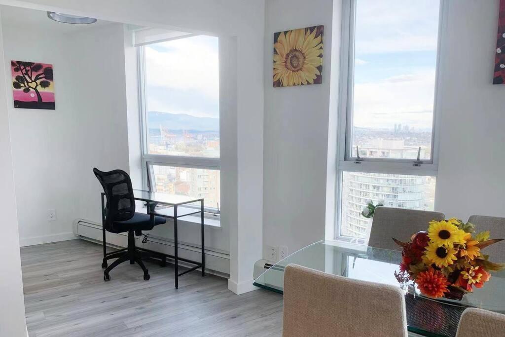 Downtown 3Br/2Ba+Views+Skytrain+Free Parking Vancouver Exterior foto