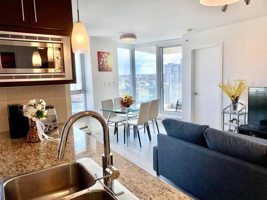 Downtown 3Br/2Ba+Views+Skytrain+Free Parking Vancouver Exterior foto