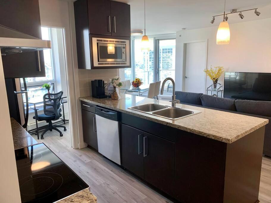 Downtown 3Br/2Ba+Views+Skytrain+Free Parking Vancouver Exterior foto