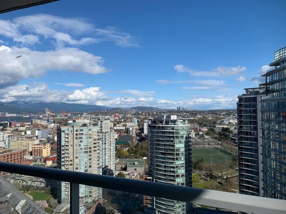 Downtown 3Br/2Ba+Views+Skytrain+Free Parking Vancouver Exterior foto